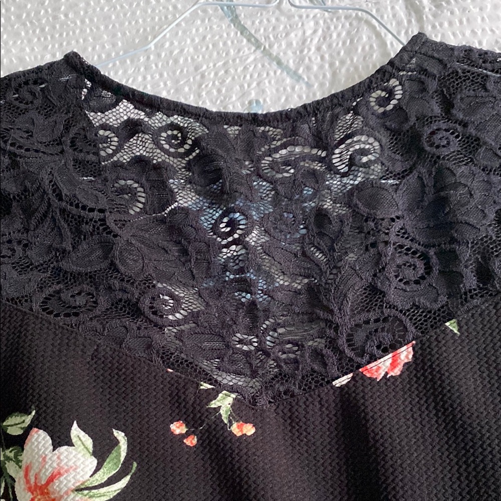Black and Pink Sheath Mini Dress with Crew Neck - Picture 3 of 7